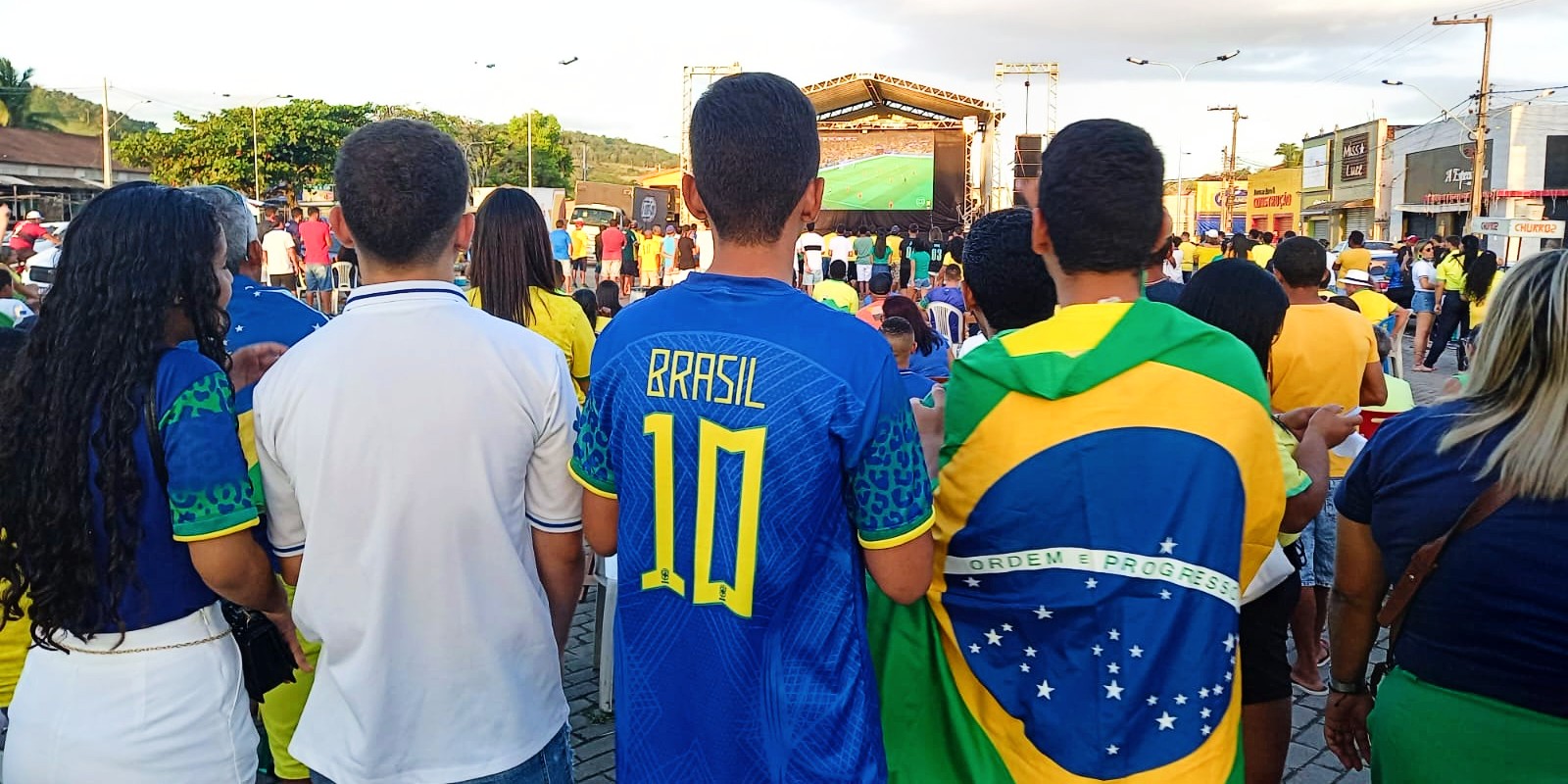 Torcida viçosense comemora vitória do Brasil na estreia da Copa do Mundo