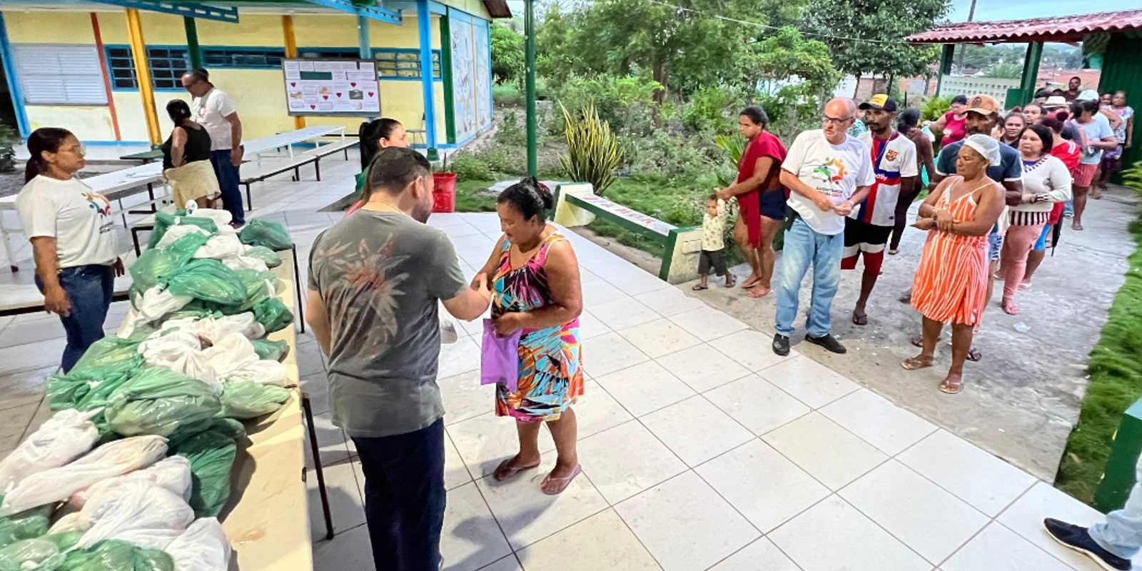 Programa Semana Santa Feliz entrega 20 toneladas de alimentos em Viçosa