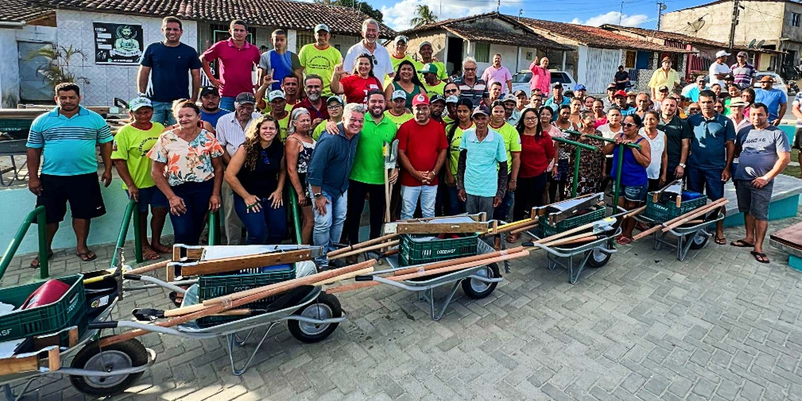 Trabalhadores rurais de Viçosa recebem mais de 180 kits agrícolas