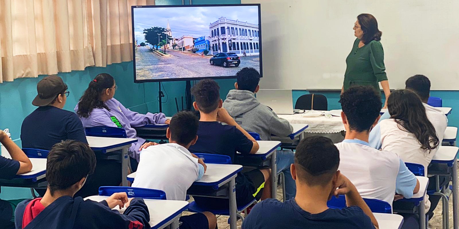 Escritora viçosense apresenta potencialidades da cidade alagoana durante palestra em SP