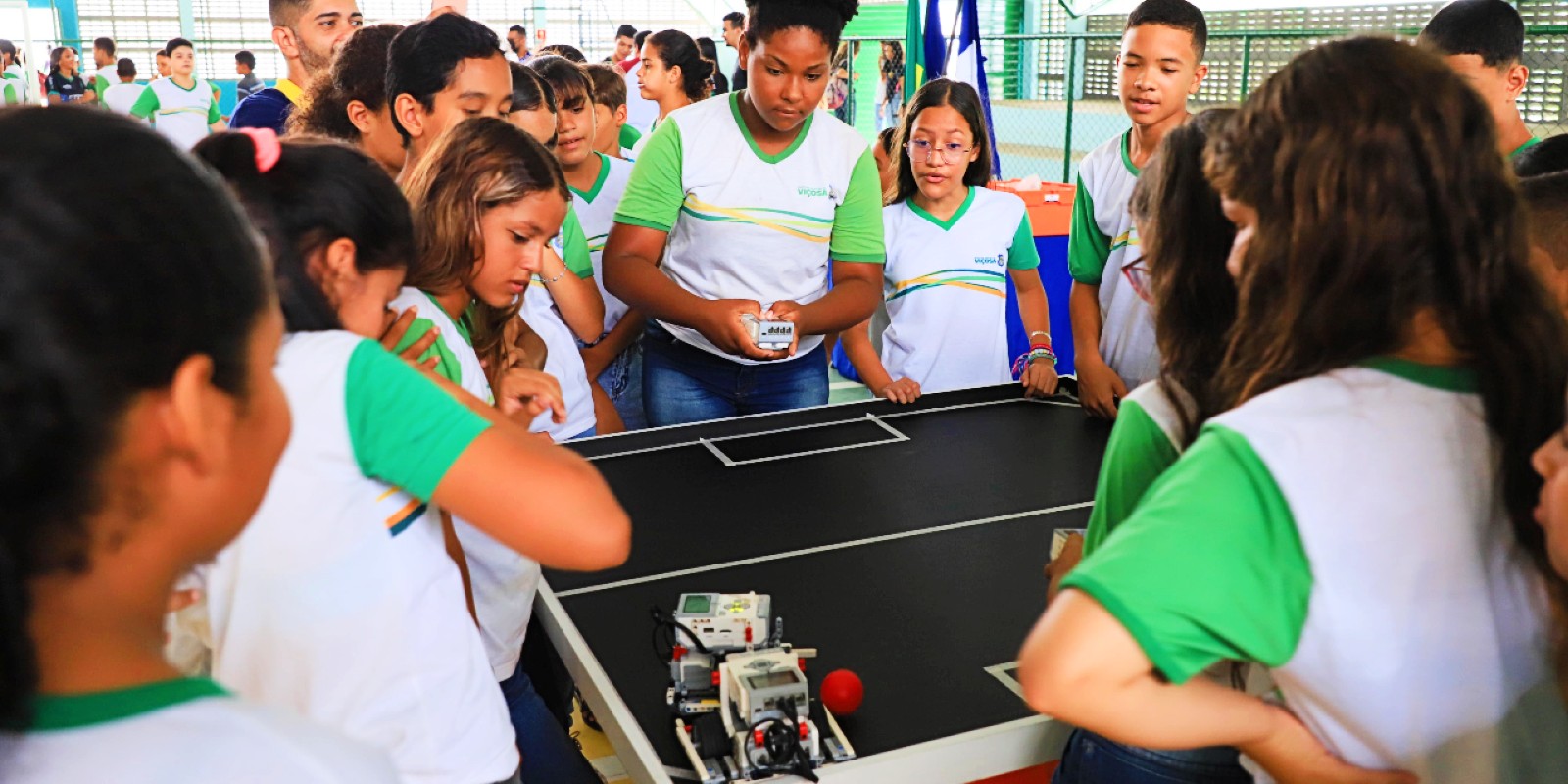 Alunos de escola municipal de Viçosa recebem visita da Equipe SESI FTCAMB